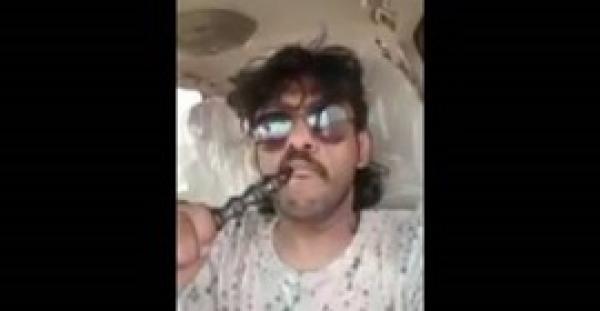 بالفيديو.. شاب يدخن الشيشة وهو يقود سيارته يثير غضب السعوديين