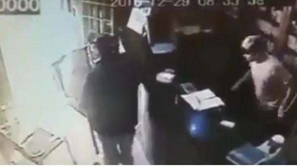 شفار دخل عليهم بالسيف لواحد فالصيدلية .. ساعة مول شطابة رجعو منين جا