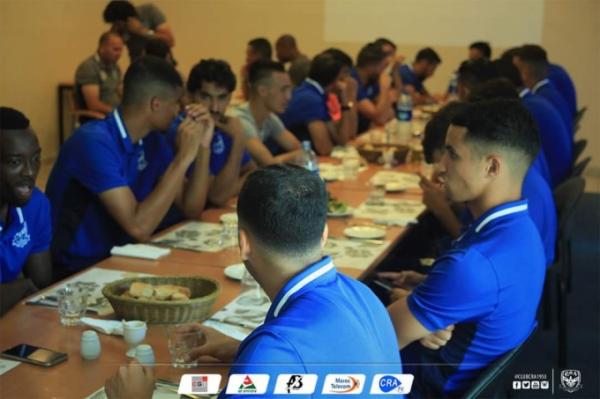 قاليك الاحتراف ..صاحب فندق يحتجز فريقا مغربيا ويمنعه من المغادرة بسبب "الخلاص"!