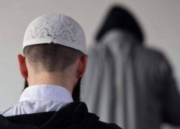 مهزلة...إمام مسجد ومرشد ديني يختاران "الحريك" بهولندا بعد انتهاء رمضان