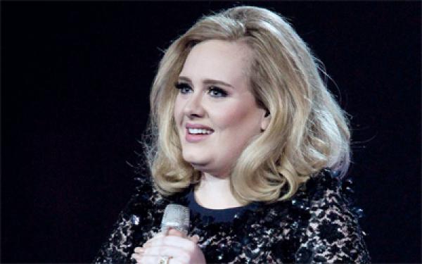 المغنية البريطانية أديل تلغي آخر حفلين في جولتها العالمية بسبب أحبالها الصوتية