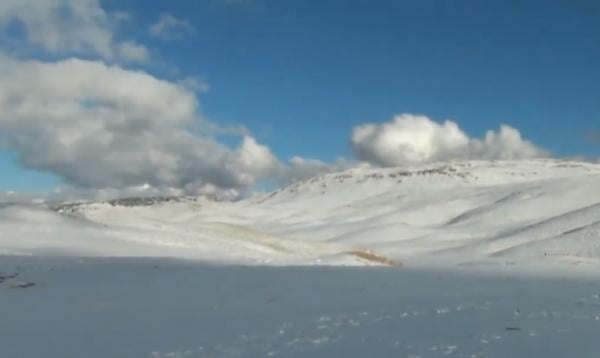 شاهد .. روعة مناطق الأطلس المتوسط بعد اكتسائها للبياض