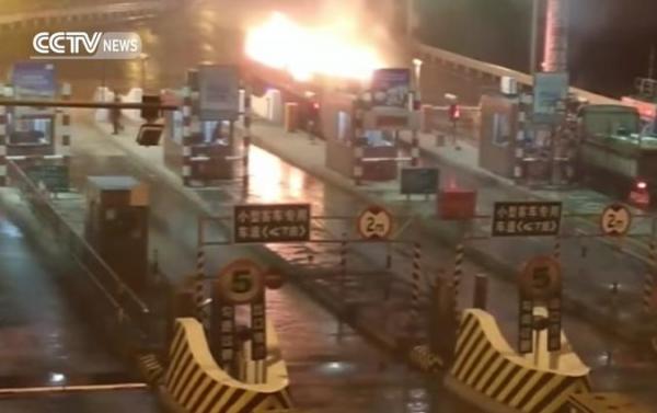 بالفيديو: لحظة مرور شاحنة تحترق عبر نقطة جمركية