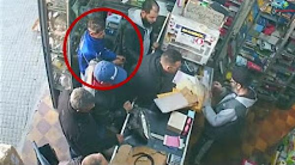 شاهد كيف تمت سرقة هاتف شخص دون أن يحس بذلك