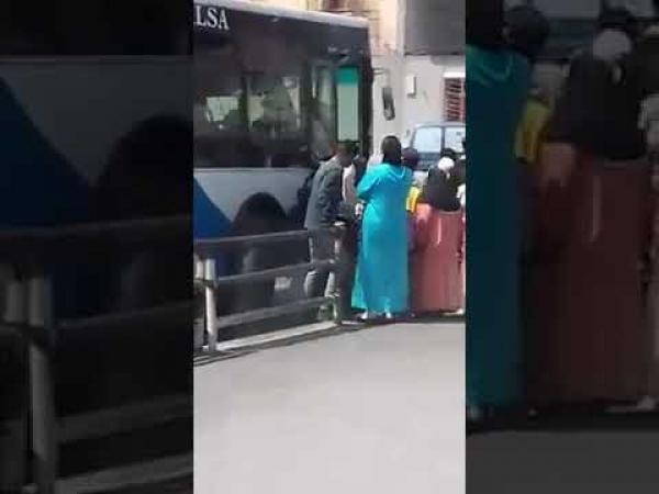 شفار يسرق سيدة تستعد لركوب حافلة بمدينة انزكان