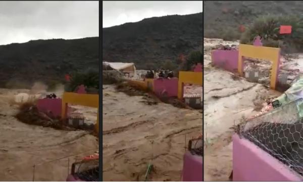 من زاوية أخرى..شاهد لحظة سقوط منصة ملعب كرة القدم وجرف السيول لعشرات المواطنين ب"إمي نتيارت"