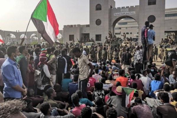 الجيش السوداني يستعد لإصدار بلاغ عام بعد احتلاله لمقر التلفزيون الرسمي و أنباء عن وضع الرئيس "البشير" تحت الإقامة الجبرية