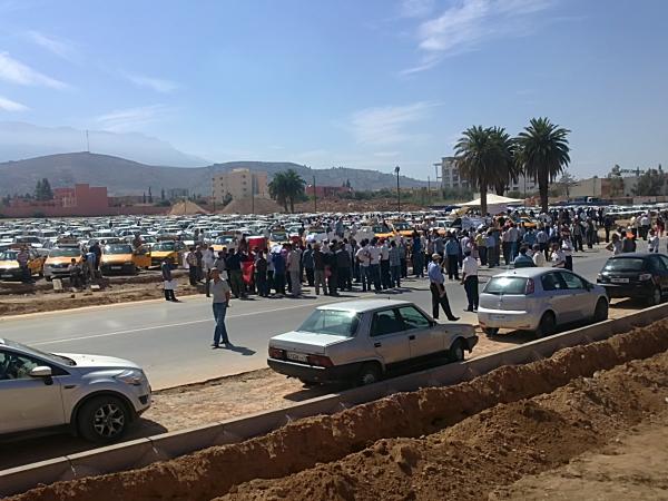 سيارات الاجرة تنفذ اضرابها المفتوح بجهة تادلة أزيلال