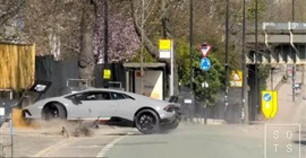 رجل يستعرض سيارته الفخمة ففقدها في لحظات (فيديو  )