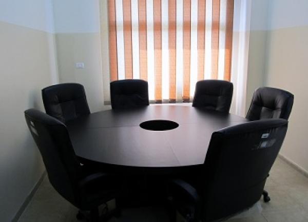 دراسة كندية: الجلوس على طاولة مستديرة يولد شعورا بالراحة والإنتماء