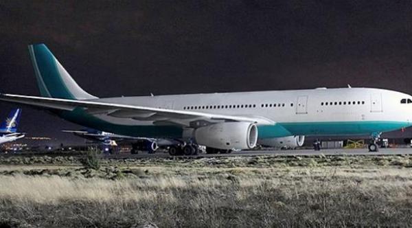 طاقم عمل فيلم جيمس بوند يثير ذعراً على متن طائرة