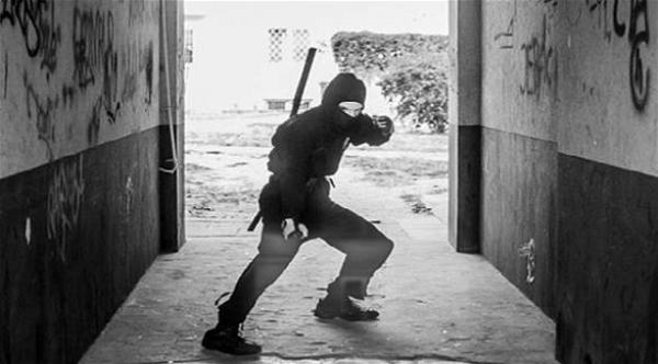 بولندي يطوف شوارع وارسو بلباس نينجا وسيف ساموراي