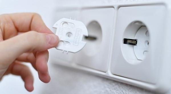 ما الحد الأقصى لجهد الأجهزة الكهربائية في غرف الأطفال؟