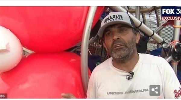 مغامر إيراني يفشل في "السير على الماء" بواسطة فقاعة عائمة لسبب غريب