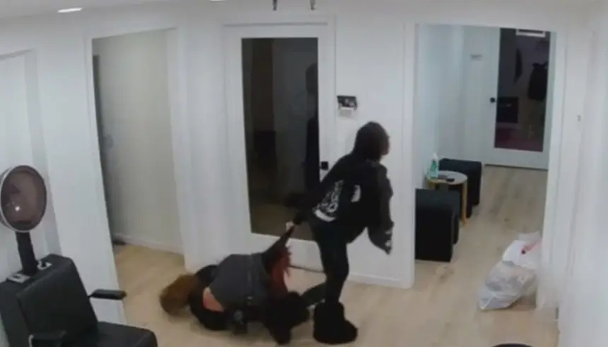 فيديو صادم.. مصففة شعر تسحل مراهقة بسبب خلاف حول الفاتورة