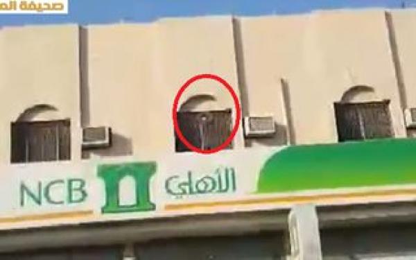 شاهِد شخص يتلو "آية الربا" عَبر مُكبر صوت من أعلى مبنى بنك