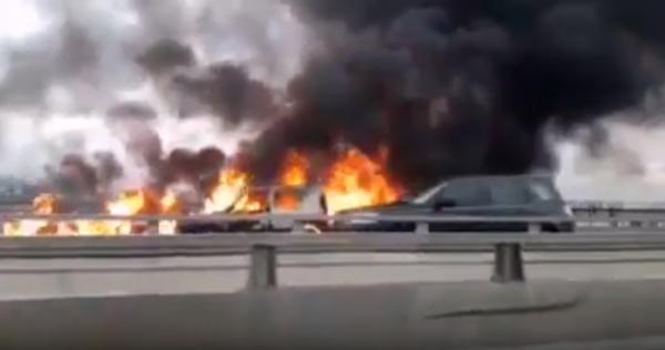 من زاوية أخرى...النيران تلتهم سيارة فوق قنطرة الحسن الثاني بين سلا والرباط !