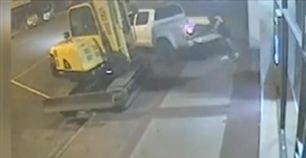 لصان يستخدمان حفارًا في سرقة بنك بأستراليا (فيديو)