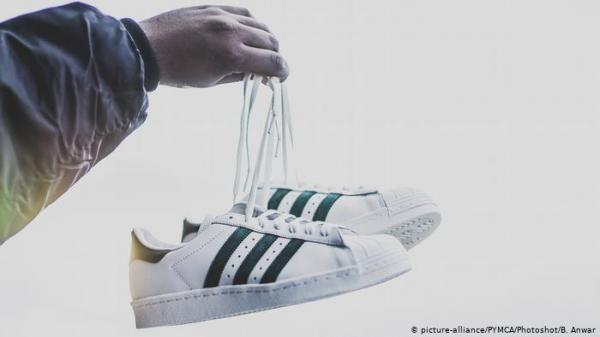 لهذه الأسباب ينبغي خلع الأحذية قبل دخول البيت