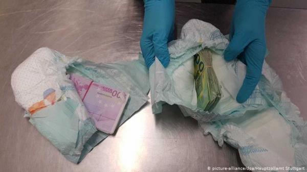جمارك مطار شتوتغارت تعثر على حفاظتين بداخلهما 20 ألف يورو