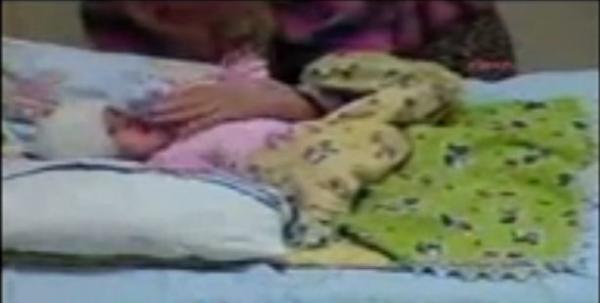 شاهد.. أم تركية تكتم نفس طفلتها الرضيعة