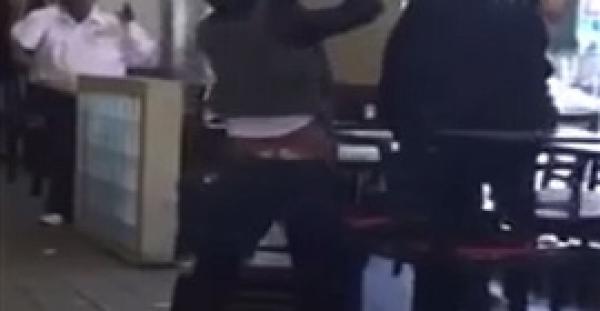 بالفيديو : خناقة بين امرأتين ورجل على وجبة «ماكدونالدز»