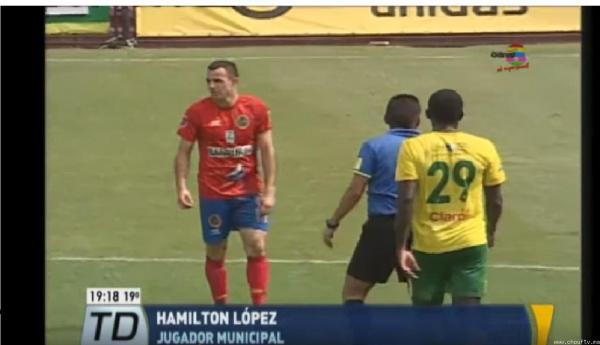 فيديو مؤثر .. لاعب يتلقى خبر مقتل والدته داخل الملعب و وهذه ردة فعله