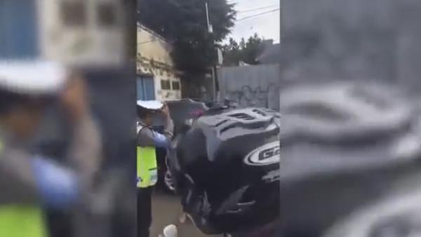 شاهد امرأة تضرب شرطي مرور أعطاها مخالفة