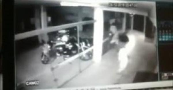 بالفيديو.. لص يقع في شر أعماله ويموت خلال عملية سطو