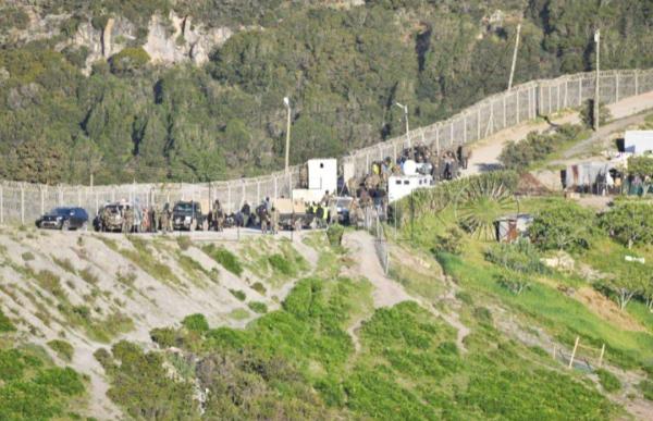 القوات العمومية تحبط هجوماً لمهاجرين سريين على سبتة المحتلة