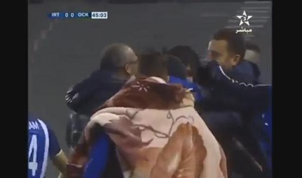 لاعب اتحاد طنجة يحمل معه "مانطا" داخل الملعب