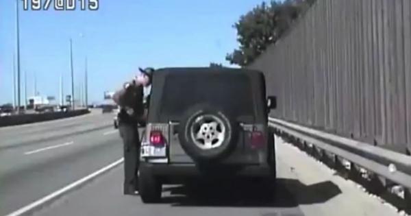 بالفيديو: سائقة مخمورة تصدم شرطياً في ولاية أمريكية