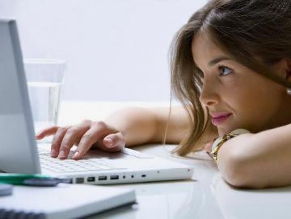 هل يجوز للمرأة أن تضيف صديقا على الفايسبوك؟