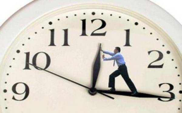 شركات الاتصالات بالمغرب تربك المواطنين بسبب نقصانها للساعة تلقائيا