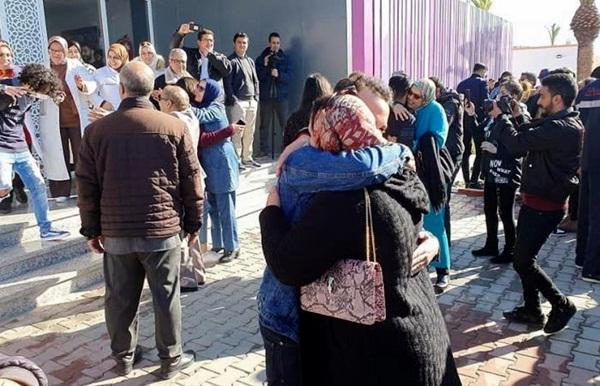 الطلبة المغاربة الفارون من "كورونا"... فرحة الأسر بملاقاة الأبناء وامتنان كبير للملك