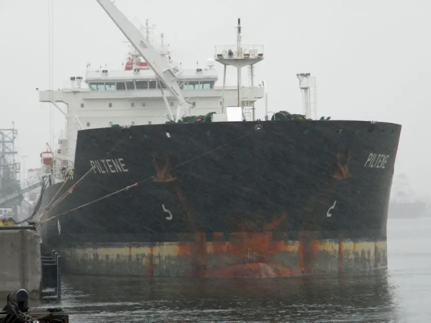 تدخل مغربي يُجنّب مضيق جبل طارق "كارثة نفطية" بسبب ناقلة مرتبطة بـ"الأسطول الشبح" الروسي