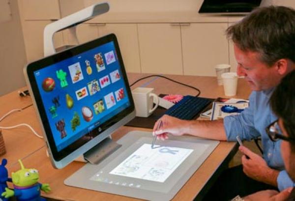 كمبيوتر مكتبي بلا لوحة مفاتيح أو فأرة