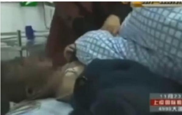 بالفيديو ... تحرق طفلها حياً لأن زوجها لا يحترمها