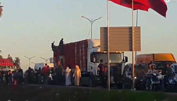 شاحنة محملة بالبرتقال تتعرض للنهب والسرقة من طرف القاصرين بالبيضاء