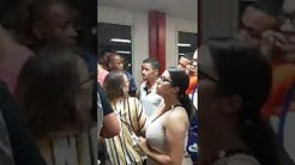 مغاربة وفرنسيون يحتجون على شركة الطيران "ريانير" بعد الغاء الرحلة دون تعويضها