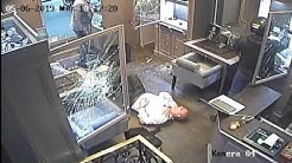 سرقة محل مجوهرات في باريس في عز النهار وبوجه مكشوف