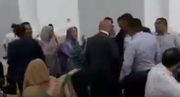 تشابك بالأيدي خلال دورة جهة الداخلة