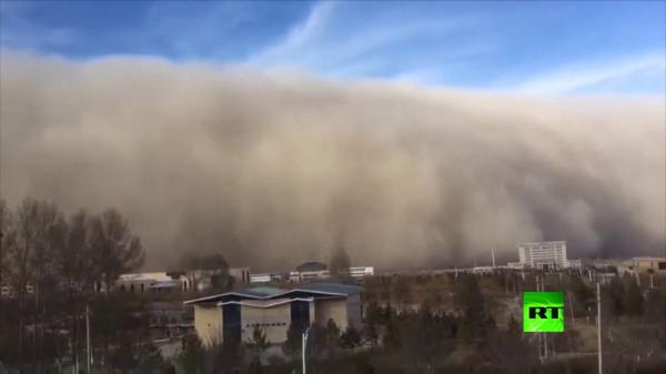 مشهد مرعب لعاصفة رملية تجتاح مدينة بأكملها في الصين