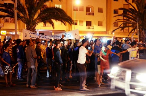 بالفيديو : ساكنة الصخيرات تخرج للشارع احتفالا بالفوز الكاسح لحزب العدالة و التنمية‏