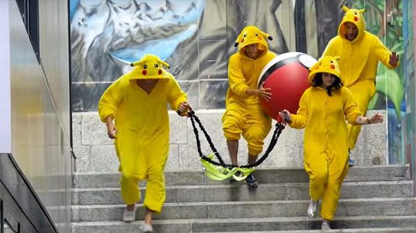 بالفيديو: "البوكيمون" يصطادون البشر في الشوارع