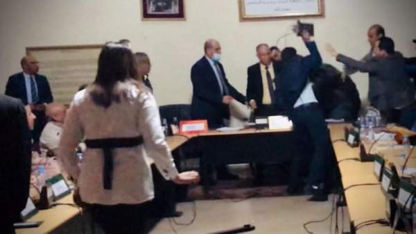 فوضى وبلطجة وضرب بمكبر الصوت.. دورة مجلس جماعة سطات تتحول إلى حلبة مصارعة (فيديو)