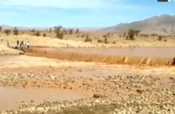 فيضانات وسيول جارفة تجتاح دواوير بإقليم طاطا وتتسبب في شل حركة السير