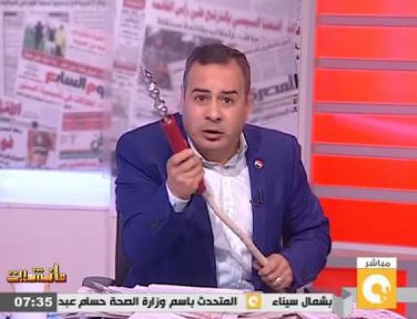 مذيع مصري يدخن الشيشة على الهواء (فيديو)