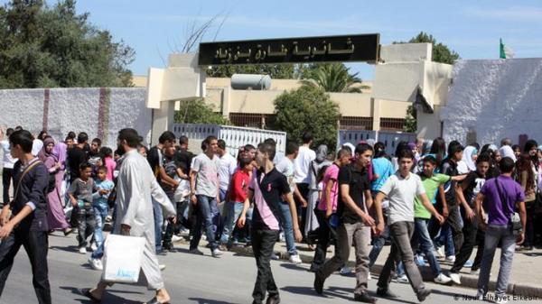 الجزائر تقطع الانترنت لمنع الغش الدراسي.. سخرية وانتقاد وشكوك !