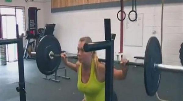 امرأة ترفع 100 كلغ في شهرها السابع للحمل